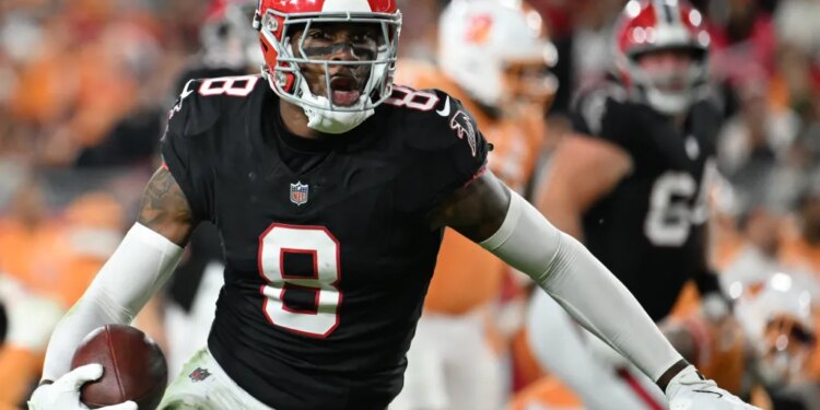 Atlanta Falcons tight end Kyle Pitts Sr. (8) runs against the Tampa Bay Buccaneers.