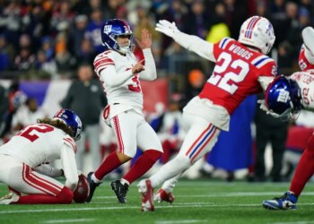 New York Giants place kicker Younghoe Koo (37) whiffs on a kick attempt.