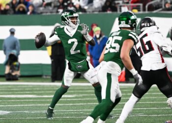 Jets quarterback Tyrod Taylor (2) looks for a receiver during the fourth quarter.