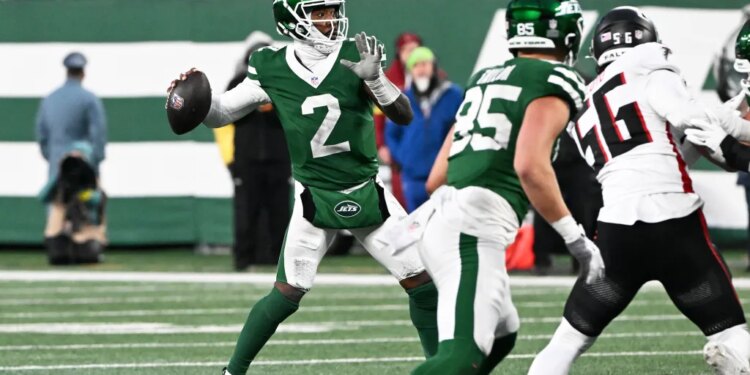 Jets quarterback Tyrod Taylor (2) looks for a receiver during the fourth quarter.