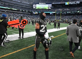 Jets cornerback Azareye'H Thomas (23) walks off the field after the Miami Dolphins beat the Jets 34-10 in East Rutherford, NJ.