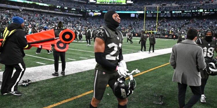 Jets cornerback Azareye'H Thomas (23) walks off the field after the Miami Dolphins beat the Jets 34-10 in East Rutherford, NJ.