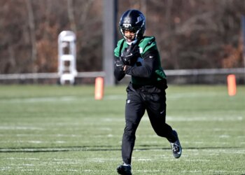 Jets wide receiver Isaiah Williams (18) runs after a catch.