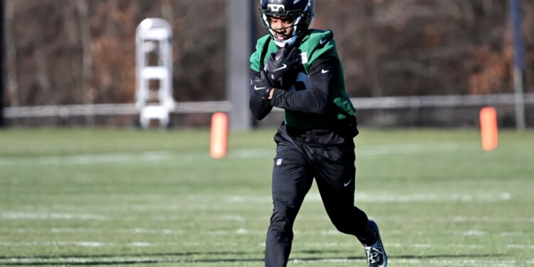 Jets wide receiver Isaiah Williams (18) runs after a catch.