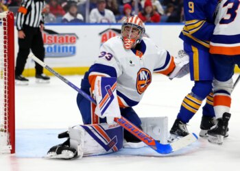 David Rittich look back for the puck during the Islanders' 3-2 road shootout loss to the Sabres on Dec. 20, 2025.