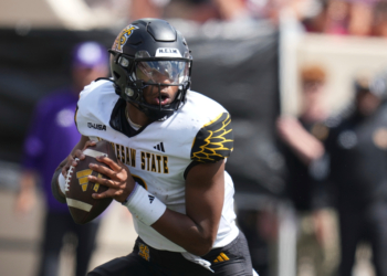 Kennesaw State quarterback Amari Odom looking to throw the football.