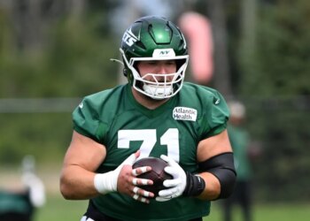 Jets center Josh Myers (71) practicing.