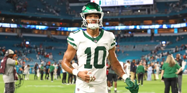 Allen Lazard #10 of the New York Jets walks off the field.