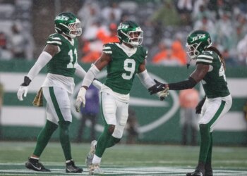 New York Jets defensive end Will McDonald IV (9) celebrates a defensive stop with his teammates.