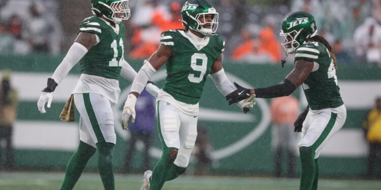 New York Jets defensive end Will McDonald IV (9) celebrates a defensive stop with his teammates.
