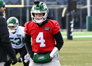 Quarterback Brady Cook took the majority of first-team snaps during Jets' practice on Dec. 11, 2025.