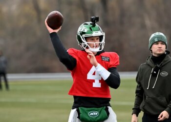 Jets quarterback Brady Cook (4) practices in Florham Park, NJ.