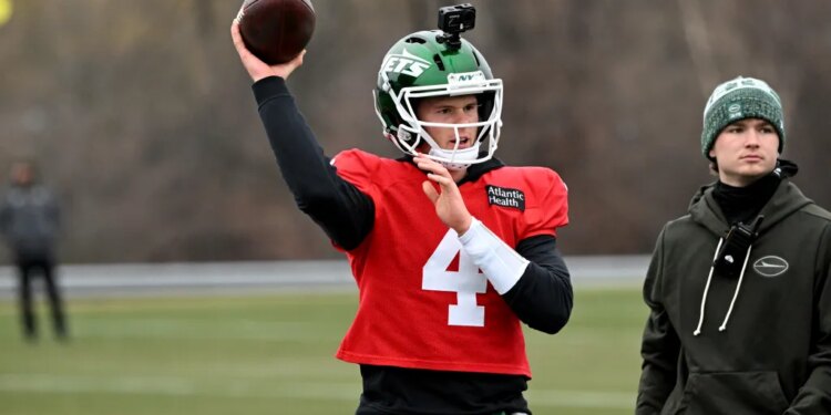 Jets quarterback Brady Cook (4) practices in Florham Park, NJ.
