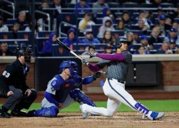 Juan Soto hits against the Dodgers at Citi Field during the 2025 season.