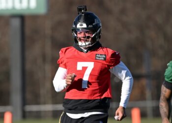 Jets quarterback Justin Fields (7) runs at practice in Florham Park, NJ.
