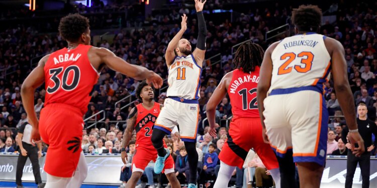 Knicks breeze past Raptors in latest glimpse of home dominance