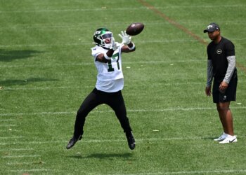 Jets cornerback Kris Boyd (17) catches a football during minicamp.