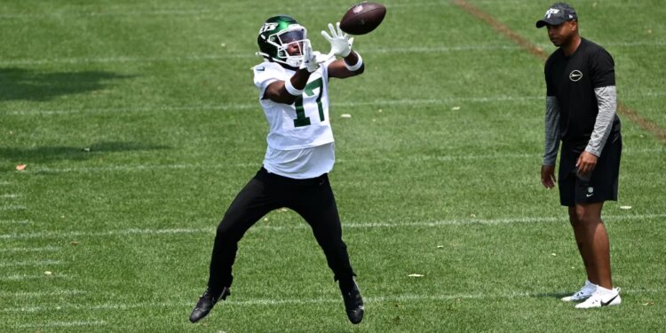 Jets cornerback Kris Boyd (17) catches a football during minicamp.