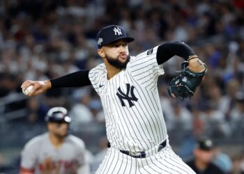 New York Yankees pitcher Devin Williams throws a pitch during the 8th inning.