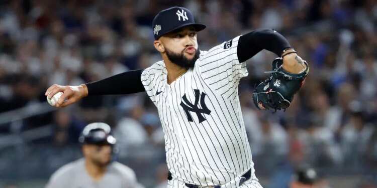 New York Yankees pitcher Devin Williams throws a pitch during the 8th inning.