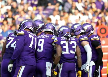 Minnesota Vikings team plane makes emergency landing en route to New York Giants game