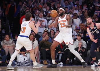 Mitchell Robinson #23 passes the ball to New York Knicks guard Tyler Kolek #13 during the fourth quarter.