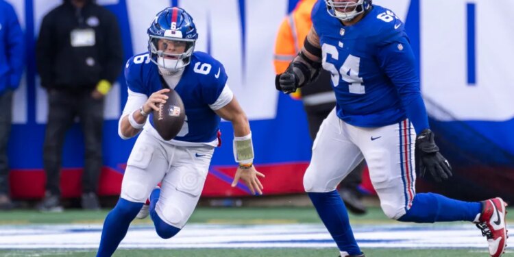 New York Giants quarterback Jaxson Dart running with the ball.