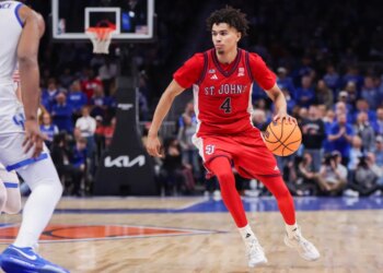 St. John Red Storm guard Oziyah Sellers (4) dribbles the ball on the court against the Kentucky Wildcats.