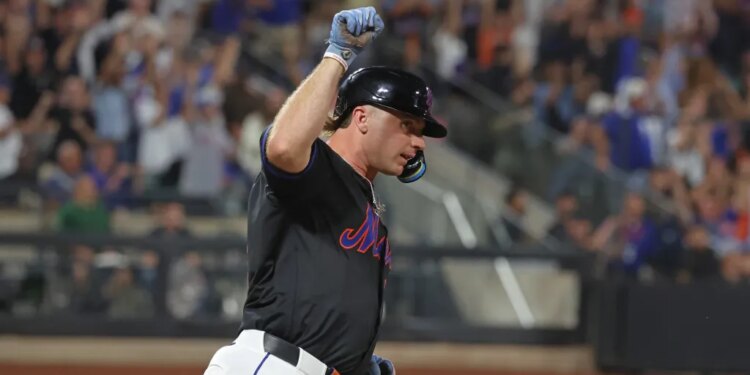 New York Mets first base Pete Alonso (20) rounds the bases on his two-run home run during the second inning when the New York Mets played the Miami Marlins Friday, August 29, 2025 at Citi Field in Queens, NY.
