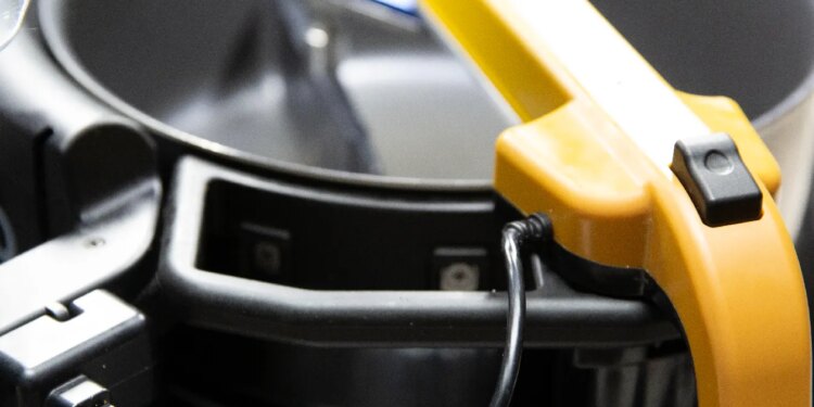 Top down view of a Posha cooking robot.