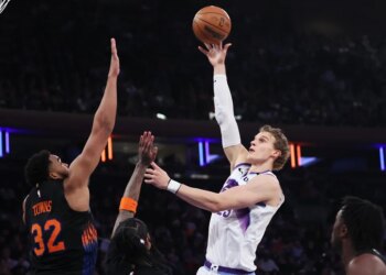 Utah Jazz forward Lauri Markkanen shoots the ball over New York Knicks center Karl-Anthony Towns.