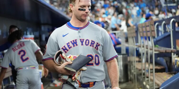 New York Mets' Pete Alonso gathers his belongings in the dugout after the Mets lost to the Miami Marlins in a baseball game, Sunday, Sept. 28, 2025, in Miami.