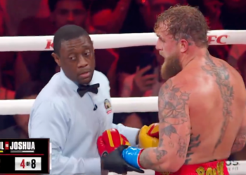 Boxing match between Paul and Joshua, round 4 of 8.