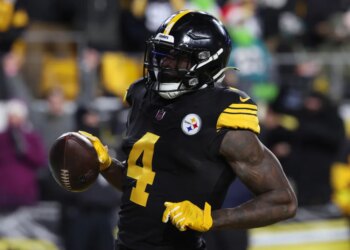 Pittsburgh Steelers wide receiver DK Metcalf (4) scores a touchdown in the third quarter against the Miami Dolphins at Acrisure Stadium.