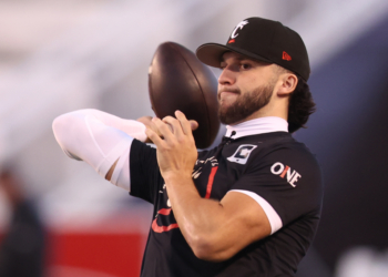 Cincinnati Bearcats quarterback Brendan Sorsby warming up.