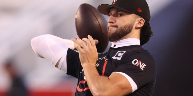 Cincinnati Bearcats quarterback Brendan Sorsby warming up.