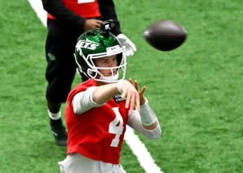 Jets quarterback Brady Cook (4) practices in Florham Park, NJ.