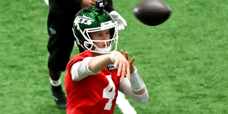 Jets quarterback Brady Cook (4) practices in Florham Park, NJ.