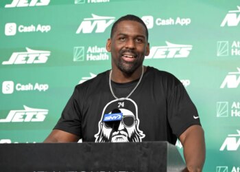 Jets defensive coordinator Chris Harris speaks to the media.