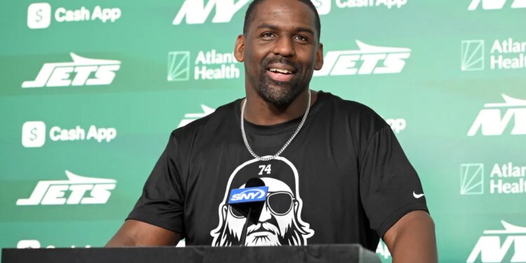 Jets defensive coordinator Chris Harris speaks to the media.