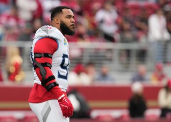 Tennessee Titans defensive tackle Jeffery Simmons warms up.