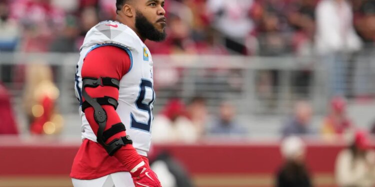 Tennessee Titans defensive tackle Jeffery Simmons warms up.