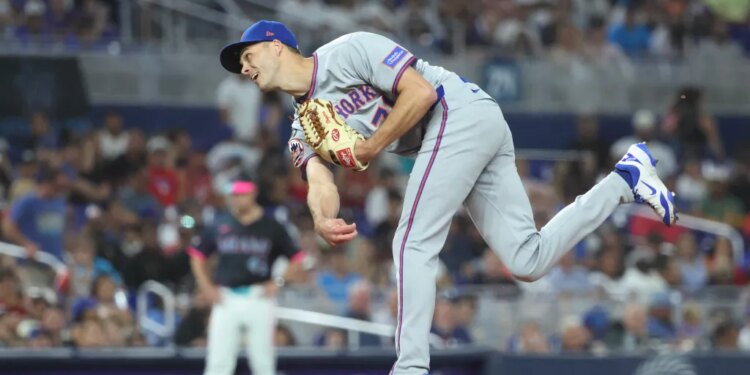 Tyler Rogers #71 of the New York Mets throws a pitch