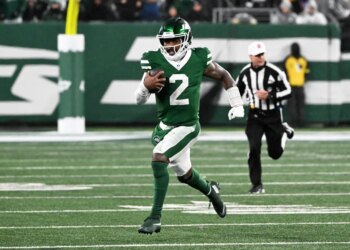 Tyrod Taylor running with the football for a first down.