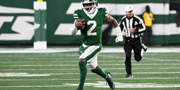 Tyrod Taylor running with the football for a first down.