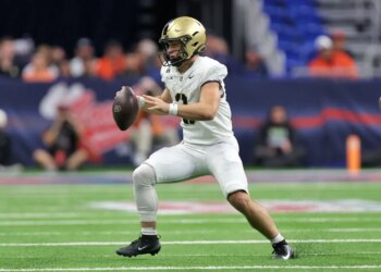 Army Black Knights quarterback Cale Hellums (3) runs with the ball against the UTSA Roadrunners.