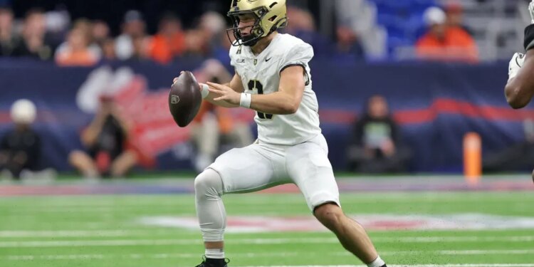 Army Black Knights quarterback Cale Hellums (3) runs with the ball against the UTSA Roadrunners.