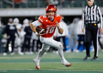 UNLV quarterback Anthony Colandrea (10) runs for a touchdown.