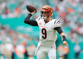 Cincinnati Bengals quarterback Joe Burrow (9) looks to make a pass during the third quarter against the Cincinnati Bengals at Hard Rock Stadium.