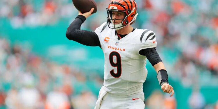Cincinnati Bengals quarterback Joe Burrow (9) looks to make a pass during the third quarter against the Cincinnati Bengals at Hard Rock Stadium.
